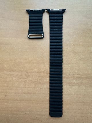 Apple Watch 44mm. Black Leather Loop M