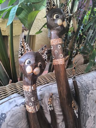 Figuras de Gatos de Madera Tallada