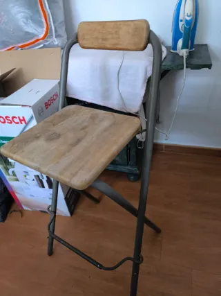 Dos Taburetes altos plegables madera y metal