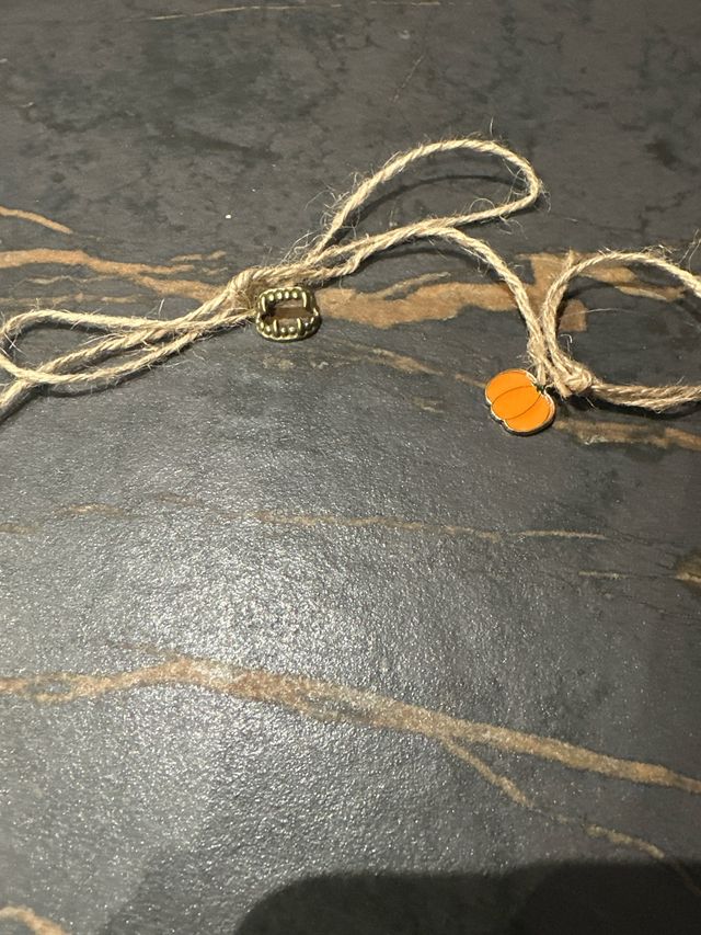 Adornos colgantes Halloween: colmillos y calabaza