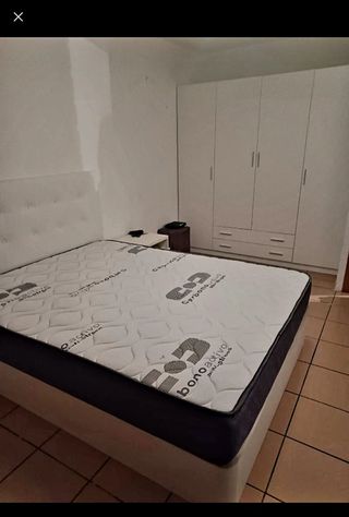 Canapé cama blanco con cabecero