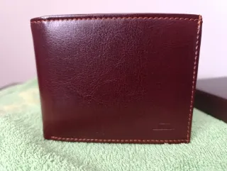 Cartera de piel marrón oscuro