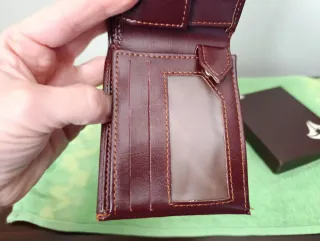 Cartera de piel marrón oscuro