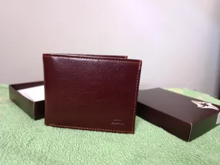 Cartera de piel marrón oscuro