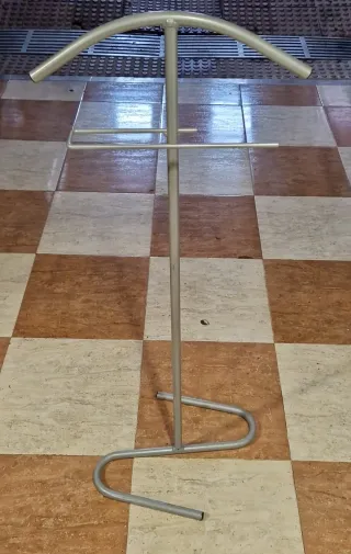 Perchero de metal gris