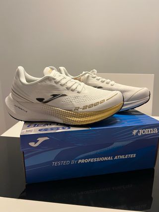 Zapatillas Joma R2000 Blancas y Doradas