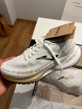 Zapatillas Joma R2000 Blancas y Doradas