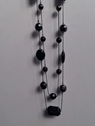 Collar largo 2 vueltas con cuentas negras.