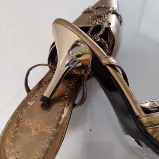 Zapatos joya,stilettos color bronce con pedrería