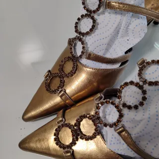 Zapatos joya,stilettos color bronce con pedrería