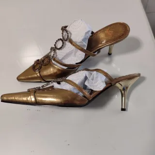 Zapatos joya,stilettos color bronce con pedrería