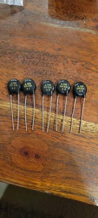 Varistori ZNR10K391 MOV 250VAC