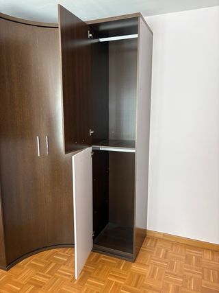 Armario esquinero madera marrón y blanco