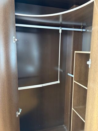 Armario esquinero madera marrón y blanco