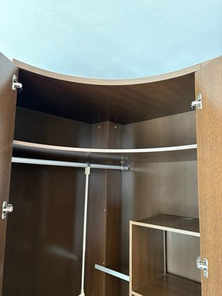 Armario esquinero madera marrón y blanco