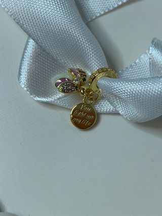 Pulsera tipo Pandora color dorado.