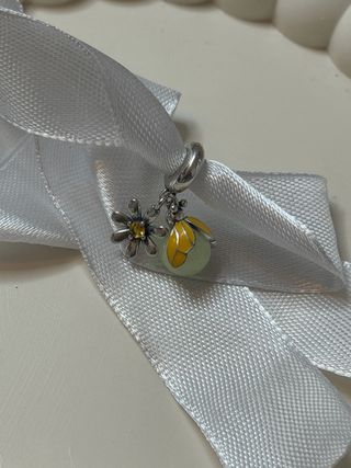 Pulsera tipo Pandora color dorado.