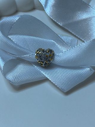 Pulsera tipo Pandora color dorado.