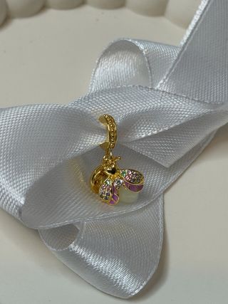 Pulsera tipo Pandora color dorado.