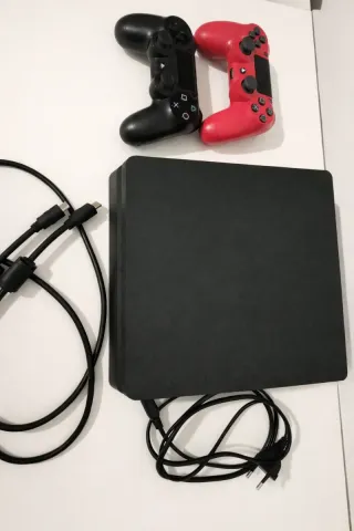 PS4 Slim 500GB + 2 Mandos (Negro y Rojo)