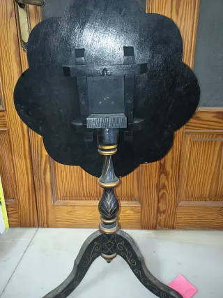 Velador antiguo pintado a mano