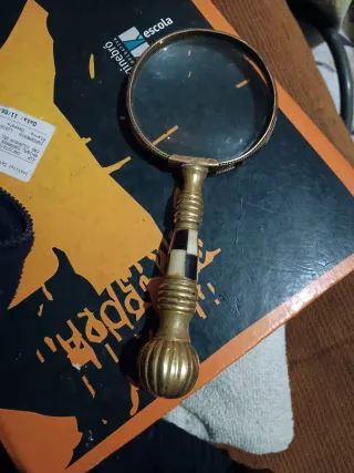 Lupa antigua dorada con mango de hueso