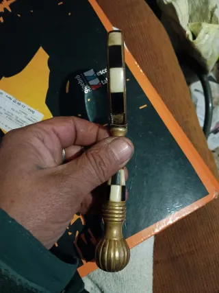 Lupa antigua dorada con mango de hueso