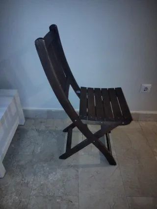 Mesa de teca con 2 sillas