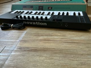 Controlador MIDI Novation Launchkey Mini MK4