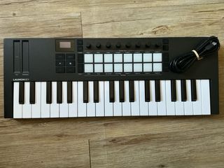 Controlador MIDI Novation Launchkey Mini MK4
