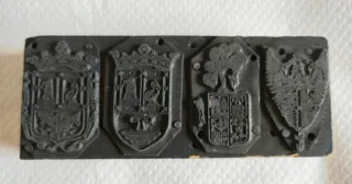Clichés de imprenta antiguos con 9 escudos .