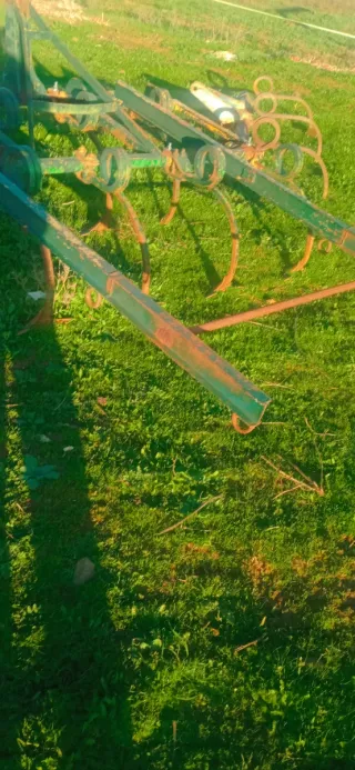 Cultivador 9 brazos con rastra