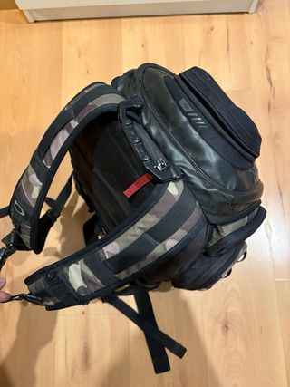 Mochila Oakley Negra y Verde Militar