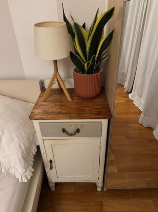 Mesita de noche antigua restaurada