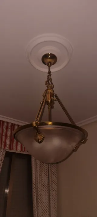 Lámpara colgante dorada y blanca