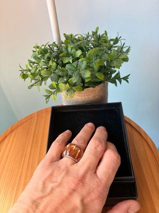 Anillo dorado con brillo color teja