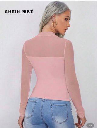 Camiseta de cuello alto rosa con transparencias
