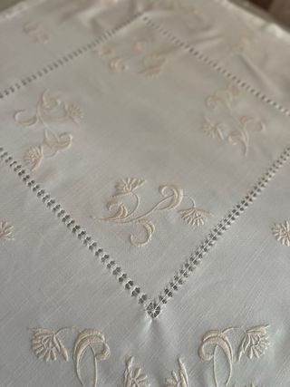 Mantelería bordada mesa auxiliar
