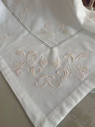 Mantelería bordada mesa auxiliar