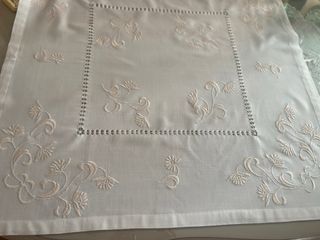 Mantelería bordada mesa auxiliar