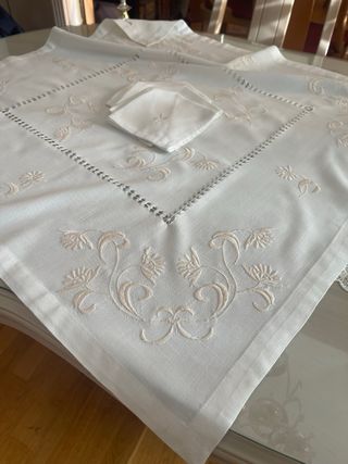 Mantelería bordada mesa auxiliar