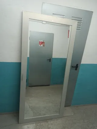 Espejo de pie rectangular plateado con marco