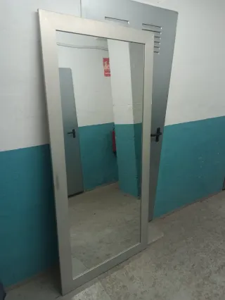 Espejo de pie rectangular plateado con marco