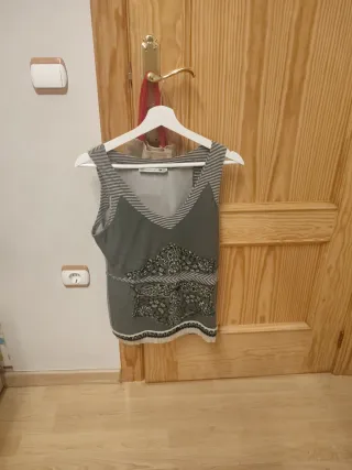 Camiseta tirantes gris y blanco