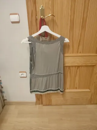 Camiseta tirantes gris y blanco