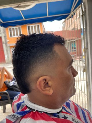 Busco empleo y ofrezco mi servicio como barbero.