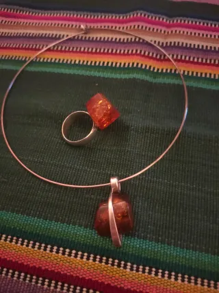 Conjunto Plata y Ámbar: Colgante y Anillo