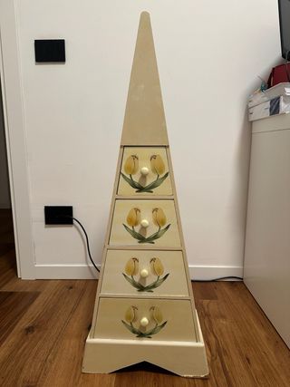 Piccola cassettiera triangolare decorata