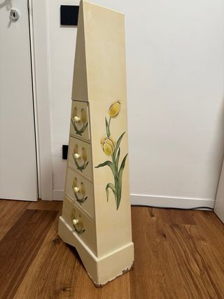 Piccola cassettiera triangolare decorata