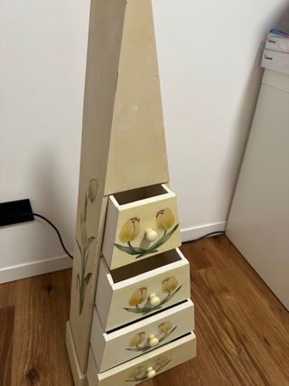 Piccola cassettiera triangolare decorata